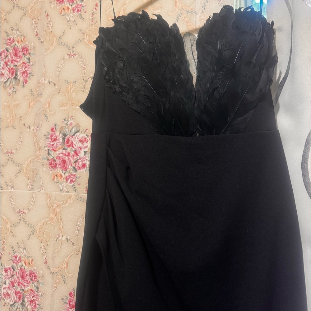 Maxi dress with a slit on the right leg.